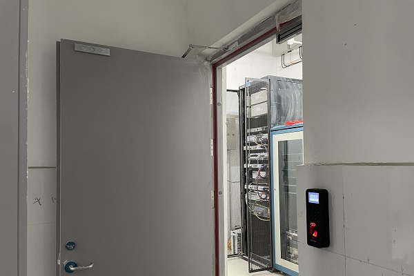 北京保利广场机房海康威视指纹刷卡门禁